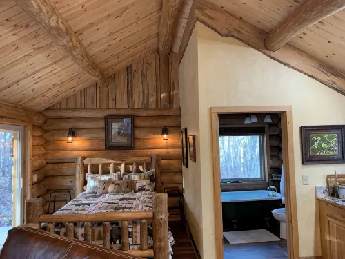 Cozy LOG CABIN in the woods w/hot tub & deck. Near Lake Ouachita & Hot Springs - Chalets