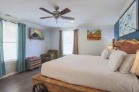 3B 2 bath Cottage w Pool Hottub Close to Main st - Country Houses