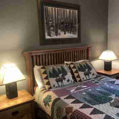 Spacious Ski-in Ski-out / Golf condo ..ski down to the lift Rooms