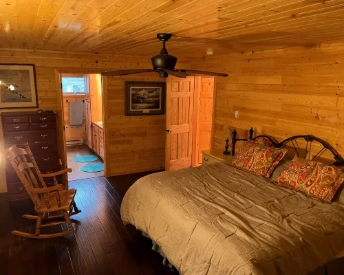 Beautiful Lakefront Property with Guesthouse - Hytter