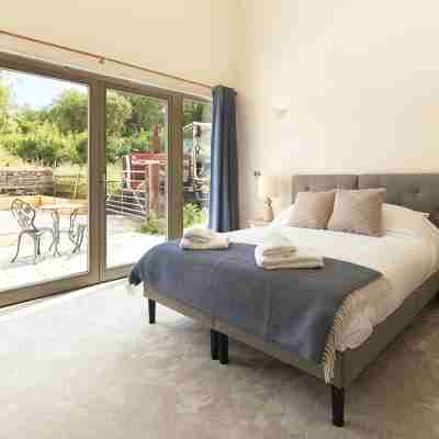 Luxury 2-Bed Cotswolds Barn with Private Hot Tub | Sleeps 4 Rooms