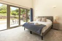 Luxury 2-Bed Cotswolds Barn with Private Hot Tub | Sleeps 4