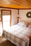 Charming Cabin + Pond View + Hot Tub