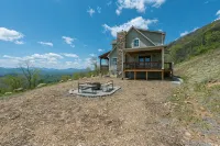 Amazing Mtn Views, Stunning Sunsets, Fire Pit, Gas Logs, Private, Grill, WiFi!
