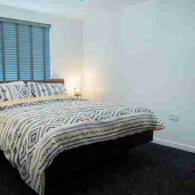 TWO BEDROOM LUXURY GROUND FLOOR APARTMENT. Rooms