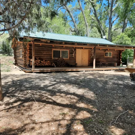 Hand Crafted Log Cabin, minutes away from your outdoor adventure