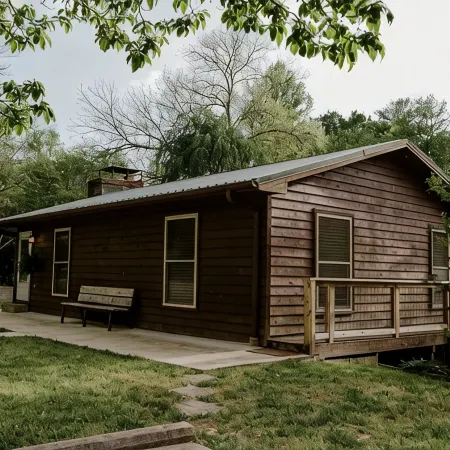 Riverfront cabin on Chauga River "Boarhogs  Place"