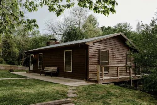 Riverfront cabin on Chauga River "Boarhogs  Place" - 4-Star