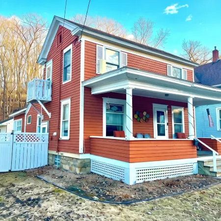 The Tangerine Terrace - Charming 4-bedroom house in Red Wing with two king beds
