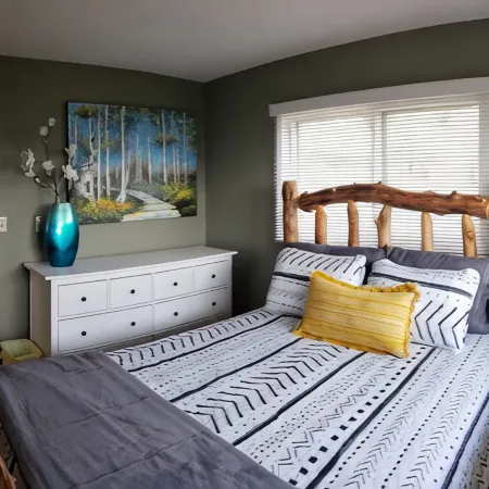 Falcon Ridge Chalet-Woodland Park: WiFi & Views, Deck and Views of Pikes Peak