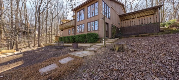Cozy and serene fishing cabin, Family Traditions,  private dock and lake views. ホールのホテル
