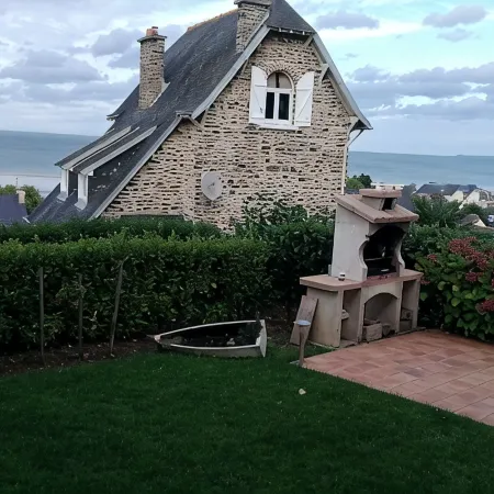 HOUSE FACING THE SEA 150 M FROM THE BEACH Rosaries near Saint Brieuc Отели в г. Плерен