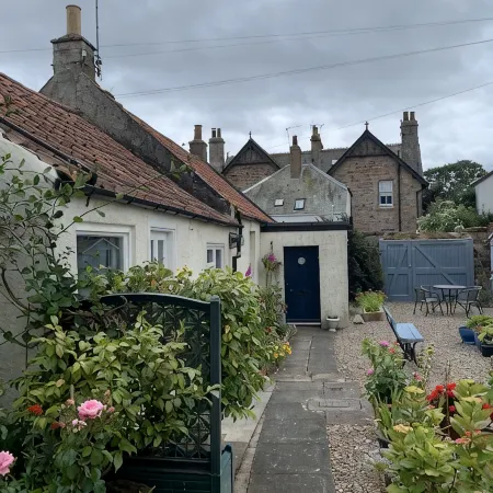 No50 - one bedroom cottage, south facing courtyard in Crail. Отели в г. Крейл