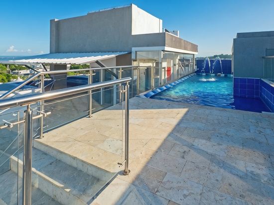 Luxury Airport Penthouse 4 BD 3 BA + Rooftop Pool
