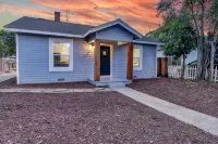 Cozy Downtown Cottage - Homestays
