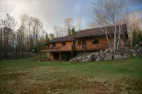 Northwoods 3 bed/2 bath Cabin Retreat with NEW HOT TUB & 2 Canoes! - Wifi