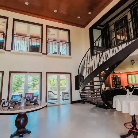 Beautiful Villa with Beach Access
