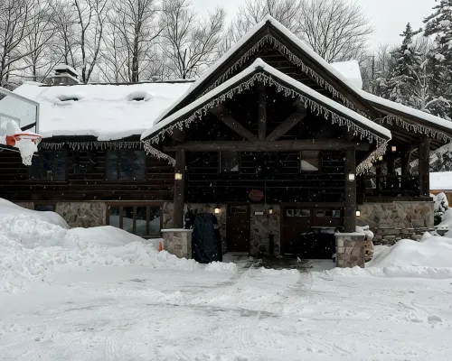 Kresge Luxurious Grand Cabin at Stratton and Bromley Mountains. Hotels in Winhall