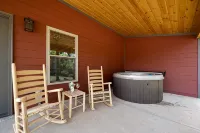 Hot tub cabin with fireplace, Smoky Mountain views, pet friendly, 10 min to Park