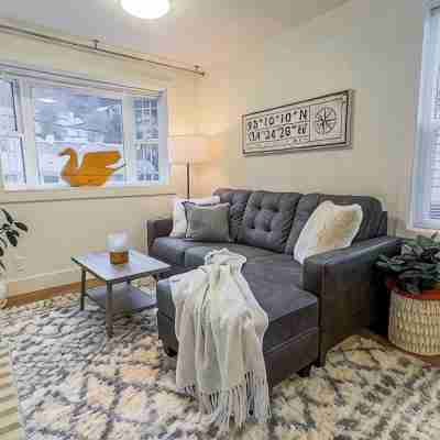 Downtown Studio apartment with queen sized bunk beds. Others