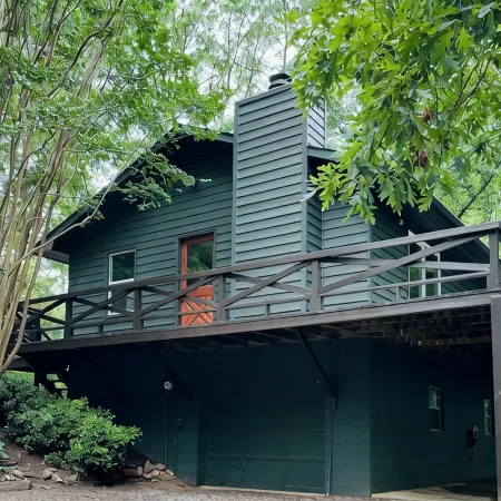 Cozy mountain cabin in Hiawassee!