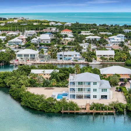 Island getaway with panoramic view, pool, spa, beach and rooftop access!
