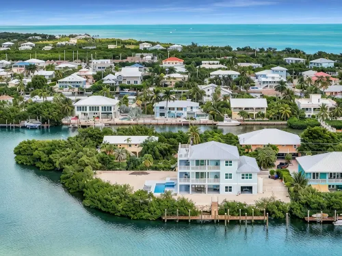 Island getaway with panoramic view, pool, spa, beach and rooftop access!