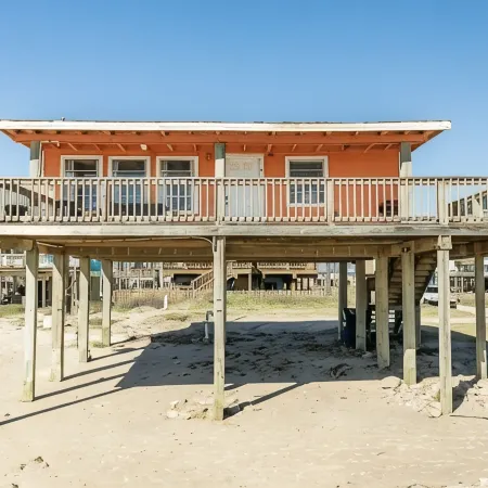 Shore House: Sand Beneath, Waves at Your Doorstep! Perfect deck for Sunrise!