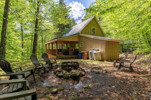 Cabin Close to Town, Private Beach, Parking & Hot Tub