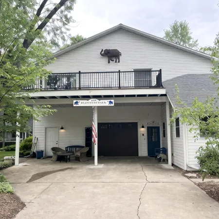 4 bed/3 bath huge house, 1.5 blocks to beach/town, hot tub/game rm, dog friendly