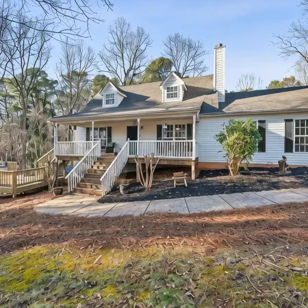 Charming Lakehouse /w boat dock and heated pool