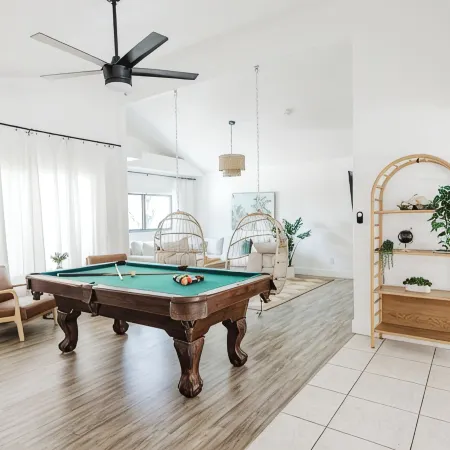 Downtown Heated Pool Tropical Paradise w/ Firepit + Pool Table!!