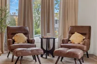 The Suncatcher- Steps to Lake Michigan. Pet Friendly & Fully Fenced