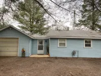 Year round cozy cabin on Trout haven Pond, close to trails & Lake St. Helen
