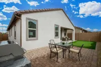 Walk to State Farm Stadium & Desert Diamond Arena - 4-Star