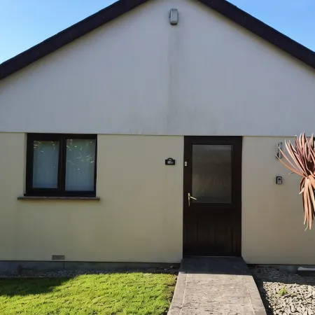 Large 3 bed bungalow set in Woodland grounds near Tamar lakes and local beaches Отели в г. Бьюд