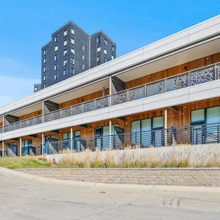 Free Parking and Gym - Loft Near Wells Fargo Arena Downtown - Stocked Kitchen