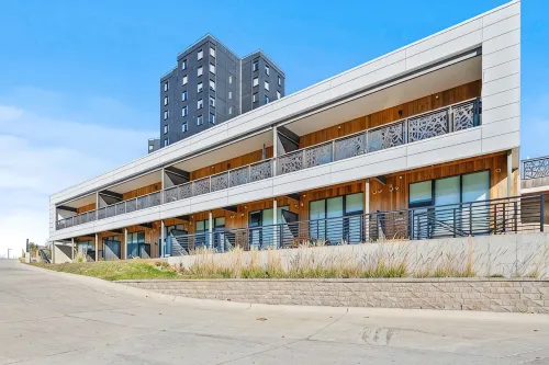 Free Parking and Gym - Loft Near Wells Fargo Arena Downtown - Stocked Kitchen