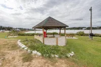 Studio condo with amazing water views, short walk to the beach