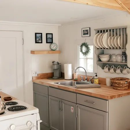 MaineStay Cottage #5 With Fireplace & Fully Stocked Kitchen in Hampden/Bangor