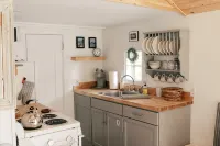 MaineStay Cottage #5 With Fireplace & Fully Stocked Kitchen in Hampden/Bangor