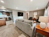 2 Br home with Hot-Tub! Quiet, dead end street