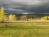 40 Min from Ynp!  18 Beds! New Bedding! Lots of Parking! Sleeps 30+ - Chalets