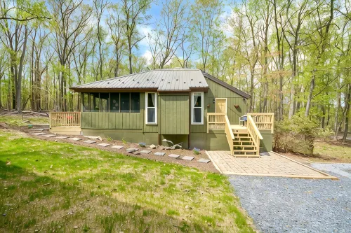 Cedar Loft at The Woods-Vintage Chic Cabin Retreat with Amenities Access
