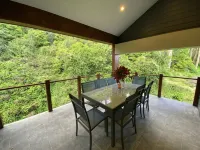 6 Bed, 4 Bath, 3 Level Renovated Barn, 1400m to Bowral Centre, 320m2, Peaceful - บังกะโล