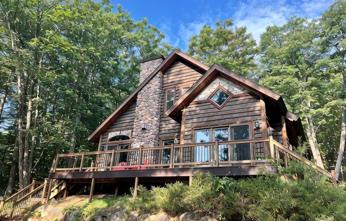 Family Lodge with Hot Tub, AC, Minutes to Lake Placid and Hiking, Pet Friendly