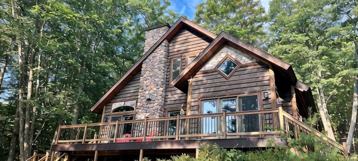 Family Lodge with Hot Tub, AC, Minutes to Lake Placid and Hiking, Pet Friendly Hotele w: Jay