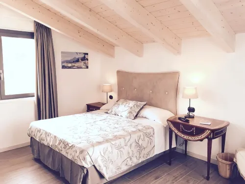 La Villa Bianca Guest House - Bed and Breakfasts