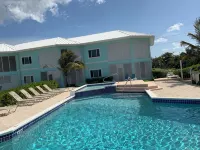 Beachfront Peace!  Awesome top floor condo on Caribbean plus military discount! - piscina