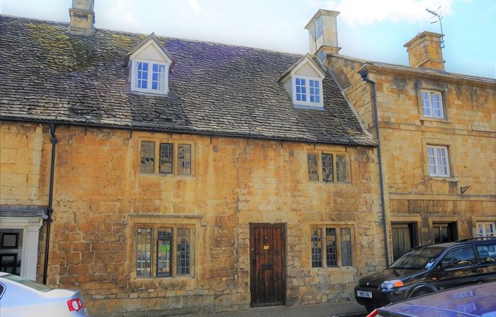 Pitchers is a Grade 11 Cotswold Stone House in the centre of Chipping Campden.